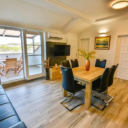 10 In Petrac Apartment Banjol
