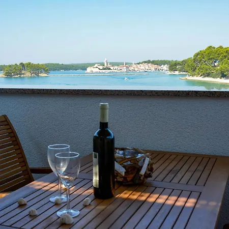 10 In Petrac Apartment *