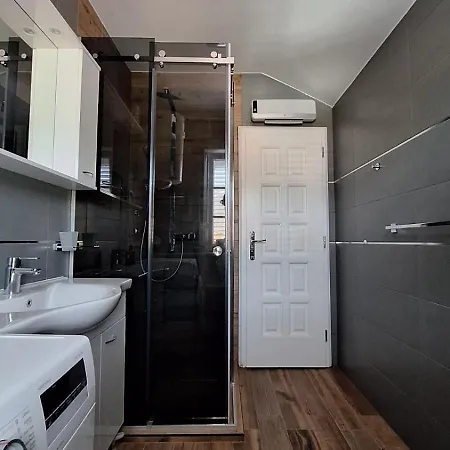 10 In Petrac Apartment *